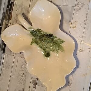 Vintage mid century 1950s Hull Pottery 'ToKay' decorative grape leaf bowl